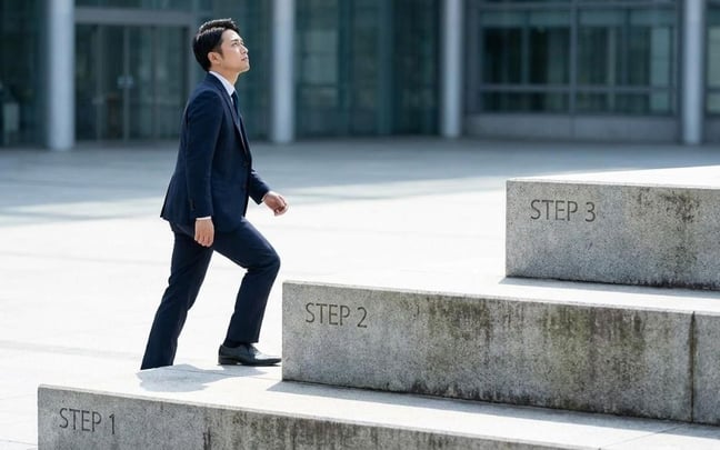 3段階の階段を登るビジネスパーソン