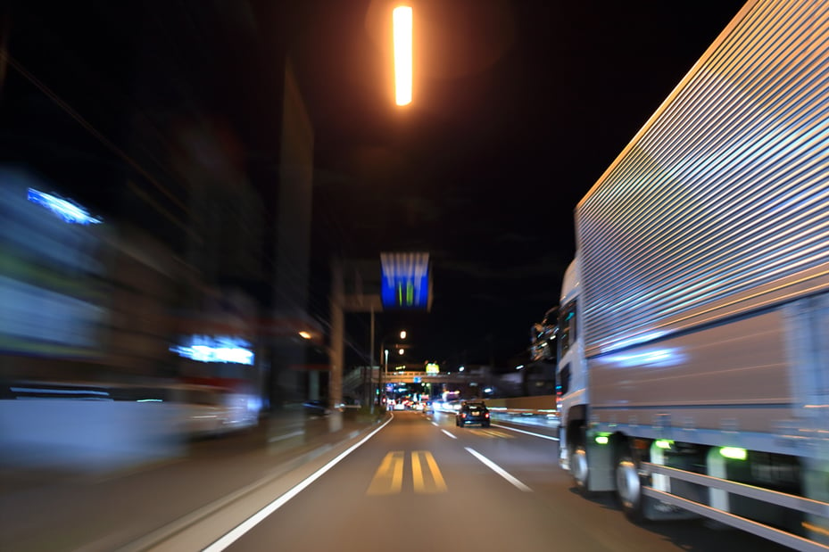 日本の高速道路の夜間の運転